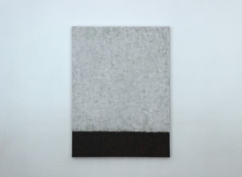 Pintura abstracta en blanco y negro con textura sutil - Abstract painting in black and white with subtle texture by Maria Paola Coda 