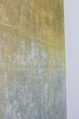 Pintura abstracta contemporánea titulada “1949” de Maria Paola Coda, con una transición de tonos dorados, grises y plateados en textura sutil. 