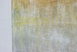Pintura abstracta contemporánea titulada “1949” de Maria Paola Coda, con una transición de tonos dorados, grises y plateados en textura sutil. 