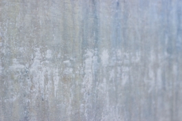 Pintura abstracta contemporánea titulada “1949” de Maria Paola Coda, con una transición de tonos dorados, grises y plateados en textura sutil. 