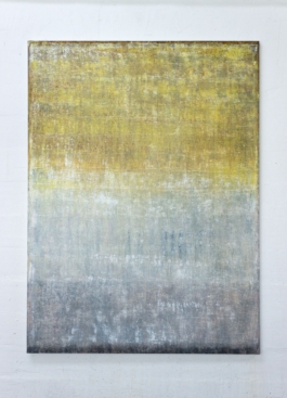 Pintura abstracta contemporánea titulada “1949” de Maria Paola Coda, con una transición de tonos dorados, grises y plateados en textura sutil. 