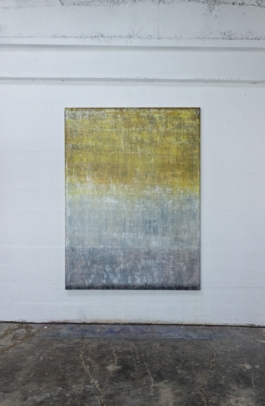 Pintura abstracta contemporánea titulada “1949” de Maria Paola Coda, con una transición de tonos dorados, grises y plateados en textura sutil. 