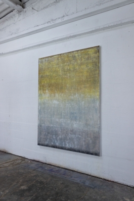 Pintura abstracta contemporánea titulada “1949” de Maria Paola Coda, con una transición de tonos dorados, grises y plateados en textura sutil. 