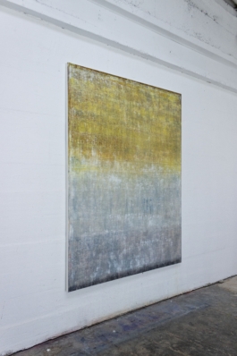 Pintura abstracta contemporánea titulada “1949” de Maria Paola Coda, con una transición de tonos dorados, grises y plateados en textura sutil. 