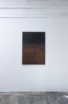 Pintura abstracta contemporánea “2087” de Maria Paola Coda, composición en tonos oscuros y tierra con profundidad atmosférica. 