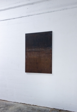 Pintura abstracta contemporánea “2087” de Maria Paola Coda, composición en tonos oscuros y tierra con profundidad atmosférica. 