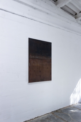 Pintura abstracta contemporánea “2087” de Maria Paola Coda, composición en tonos oscuros y tierra con profundidad atmosférica. 
