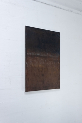 Pintura abstracta contemporánea “2087” de Maria Paola Coda, composición en tonos oscuros y tierra con profundidad atmosférica. 
