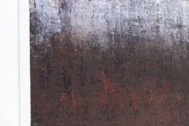 Pintura abstracta de Maria Paola Coda, tonos grises y blancos en la parte superior como una niebla, con marrones, negros y toques rojizos en la parte inferior.