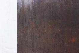 Pintura abstracta de Maria Paola Coda, tonos grises y blancos en la parte superior como una niebla, con marrones, negros y toques rojizos en la parte inferior.