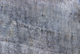 Pintura abstracta de Maria Paola Coda, tonos grises y blancos en la parte superior como una niebla, con marrones, negros y toques rojizos en la parte inferior.