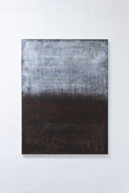 Pintura abstracta de Maria Paola Coda, tonos grises y blancos en la parte superior como una niebla, con marrones, negros y toques rojizos en la parte inferior.