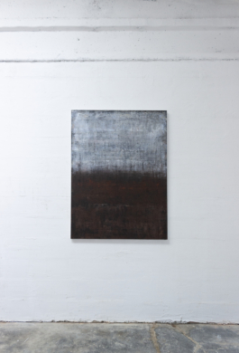 Pintura abstracta de Maria Paola Coda, tonos grises y blancos en la parte superior como una niebla, con marrones, negros y toques rojizos en la parte inferior.