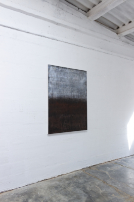 Pintura abstracta de Maria Paola Coda, tonos grises y blancos en la parte superior como una niebla, con marrones, negros y toques rojizos en la parte inferior.