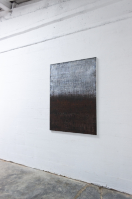 Pintura abstracta de Maria Paola Coda, tonos grises y blancos en la parte superior como una niebla, con marrones, negros y toques rojizos en la parte inferior.