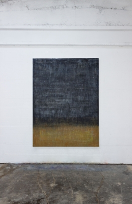 Pintura abstracta contemporánea en negros azulados, ocres y amarillos con esfumaduras de azul, obra de Maria Paola Coda titulada 4177. 