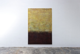 Pintura abstracta de Maria Paola Coda titulada 4937, con una transición de tonos amarillos, verdes y rosados en la parte superior hacia rojos, marrones y negros en la parte inferior.