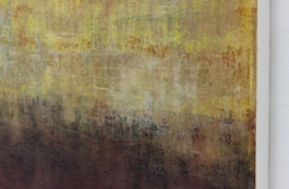 Pintura abstracta de Maria Paola Coda titulada 4937, con una transición de tonos amarillos, verdes y rosados en la parte superior hacia rojos, marrones y negros en la parte inferior.