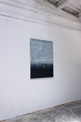 Pintura abstracta en tonos azules, grises y negros de la artista Maria Paola Coda, titulada 863.