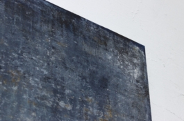 Pintura abstracta en tonos azules, grises y marrones oscuros de la artista Maria Paola Coda, titulada 641.