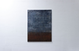 Pintura abstracta en tonos azules, grises y marrones oscuros de la artista Maria Paola Coda, titulada 641.