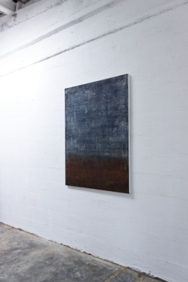 Pintura abstracta en tonos azules, grises y marrones oscuros de la artista Maria Paola Coda, titulada 641.