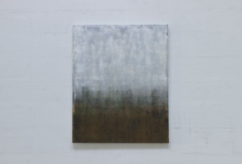 Pintura abstracta contemporánea de Maria Paola Coda, con tonos blancos y grises en la parte superior y verdes oscuros, negros y marrones en la parte inferior. 
