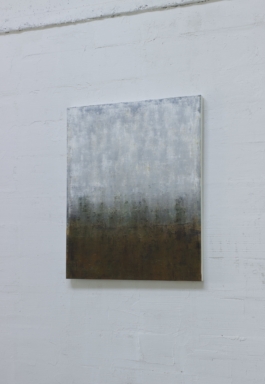 Pintura abstracta contemporánea de Maria Paola Coda, con tonos blancos y grises en la parte superior y verdes oscuros, negros y marrones en la parte inferior. 